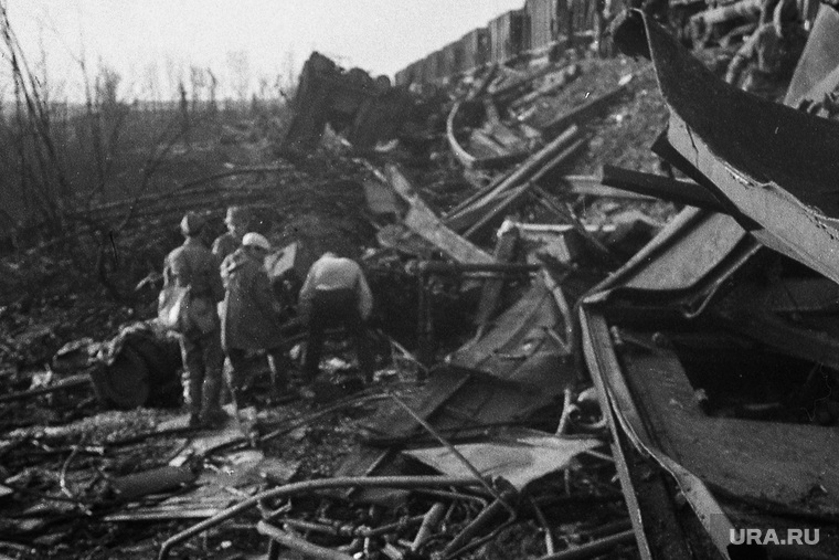Фото с места железнодорожной катастрофы под Ашой в 1989 году, из архива челябинского фотографа Александра Чуносова. Челябинск