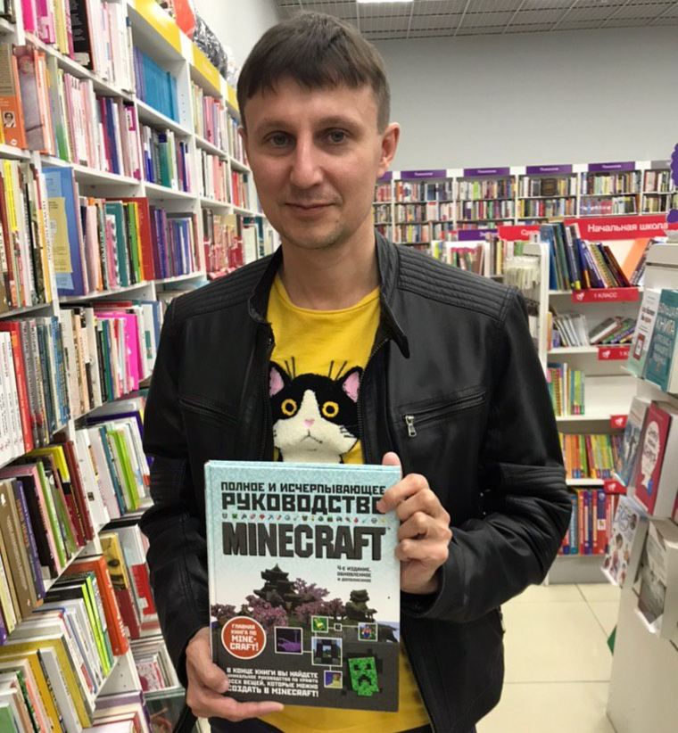 Александр Глисков (на фото) выбрал подарок для коллеги