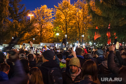 Протесты против строительства храма Св. Екатерины в сквере у театра драмы. Екатеринбург, фонарики, толпа, сквер на драме, свет