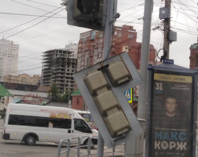 В столице Южного Урала не выдержало крепление секции светофора