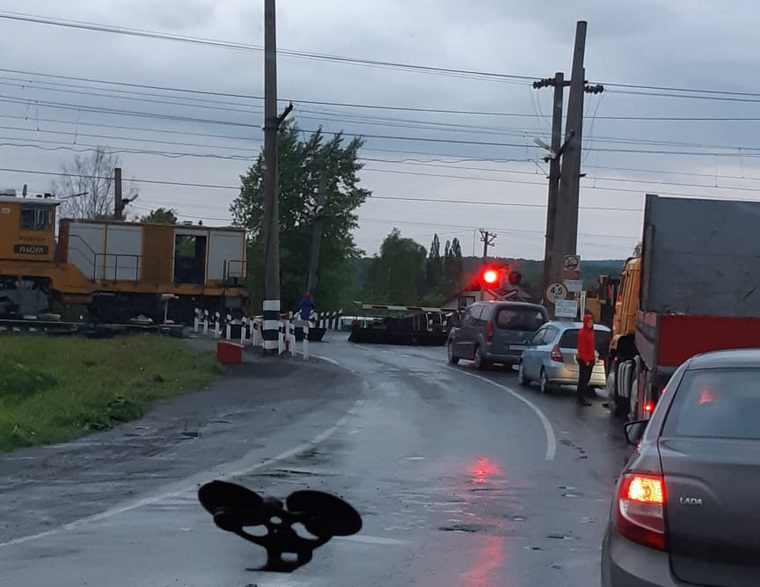 Чтобы проехать ремонтируемый участок, жителям Северки приходится подолгу стоять в очереди