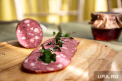 Фермерские продукты в ресторане загородного клуба "Белая лошадь". Екатеринбург, колбаса