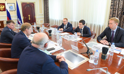 Иван Колесников (слева центре) и Дмитрий Артюхов (справа в центре) обсудили важность создания комфортной инфраструктуры