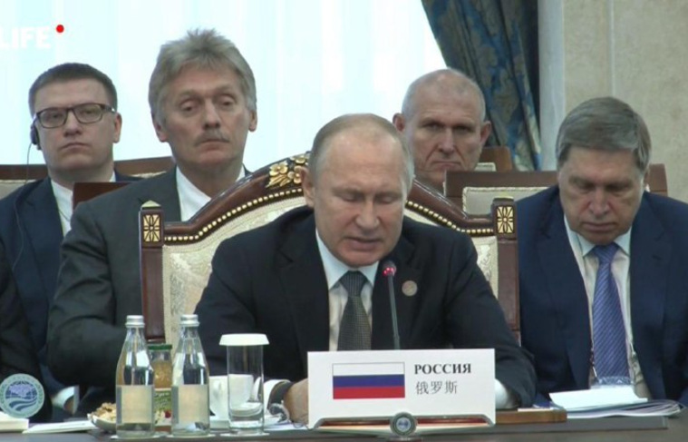 Приглашение Владимира Путина внимательно слушает сопровождающий его на встрече в Бишкеке губернатор Челябинской области Алексей Текслер (крайний слева)