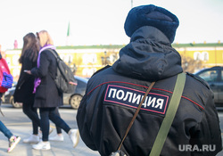 Вечер памяти жертв теракта в Питере, Манежная площадь. Москва, полицейский, девушки
