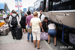 Беженцы с Украины. Сургут, погрузка багажа, автобус