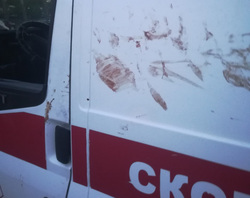 Кровавые следы остались на «скорой» после нападения мужчины