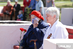 Возложение цветов к вечному огню и памятнику погибшим в ВОВ. Курган, день памяти, возложение цветов