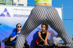 Фестиваль "Триколор-баттл", посвященный Дню российского флага, на улице Кирова. Незавершенные движения. Челябинск, попа, задница, танцы, молодежь