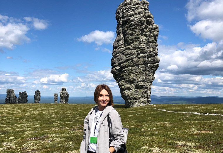 Юлия Погребинская на фоне знаменитых столбов Маньпупунер