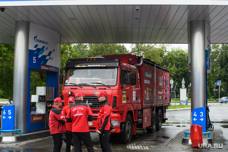 Участники ралли "Шелковый путь" на АЗС Газпромнефти. Екатеринбург