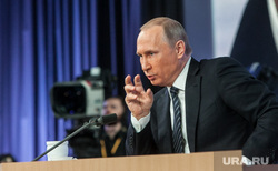 Путин поручил прекратить беспорядочно штрафовать россиян за оскорбление госсимволов