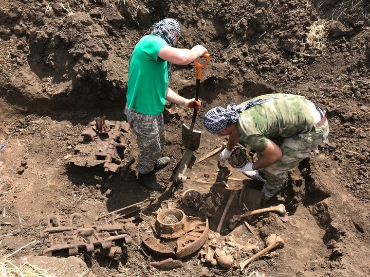 Поисковики расчищают захоронение танка КВ-1