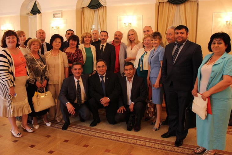 Каримов (сидит на корточках крайний справа) с членами Ассоциации национально-культурных объединений Свердловской области