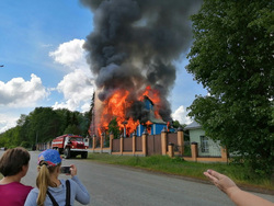 Церковь в Чимеевском монастыре почти полностью объята огнем