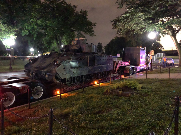 Военную технику доставили в Вашингтон накануне парада в честь Дня независимости США