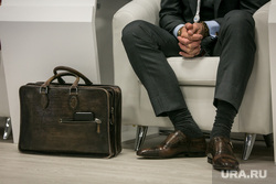 Международный инвестиционный форум "Сочи-2016", третий день. Сочи, абызов михаил, портфель, ноги, деловой стиль