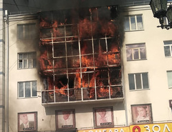Огонь охватил балконы трех этажей