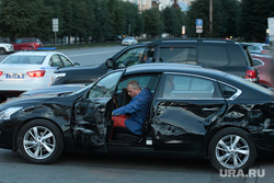 Петков Пламен попал в аварию у Главпочтамта. Екатеринбург, автомобиль, дтп, петков пламен, авария, вмятина