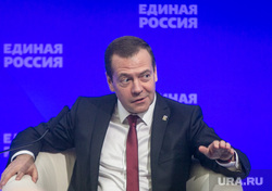Совместное заседание высшего и генерального совета Единой России, ВДНХ. Москва, портрет, медведев дмитрий, жест рукой
