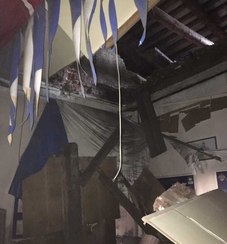 В здании частично обрушился потолок