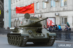 Генеральная репетиция парада Победы на Площади революции. Челябинск, военная техника, т34, красное знамя, танк