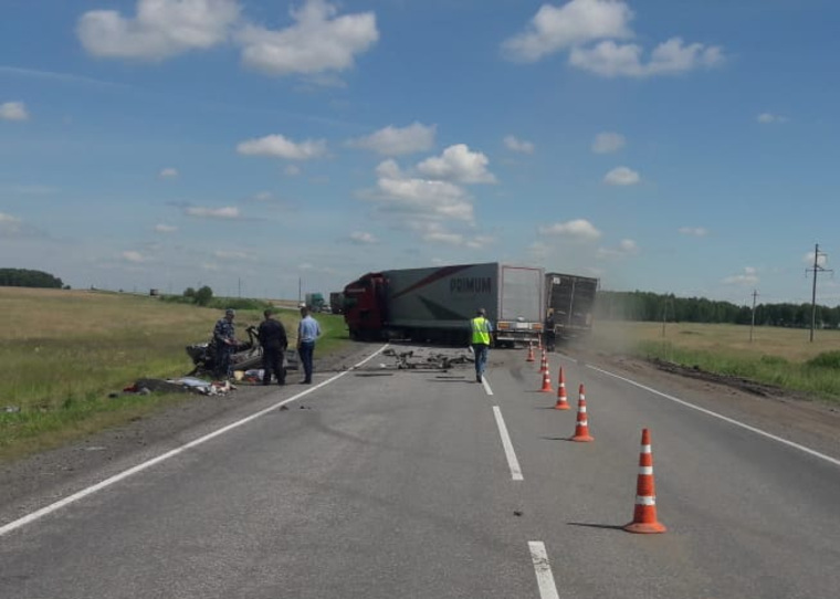 Водитель и пассажиры легкового автомобиля погибли на месте ДТП