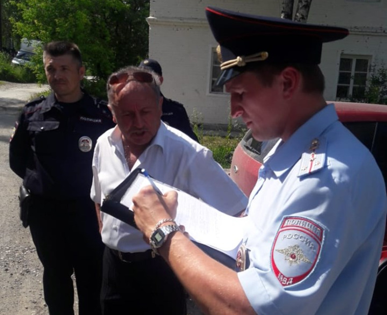 Полицейские составили на Петра Кикилыка протокол и доставили в отдел полиции Ревды