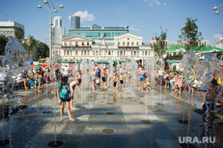 Жара в Екатеринбурге, сквер, лето, жара, дети, площадь 1905 года, купание в фонтане, водные процедуры