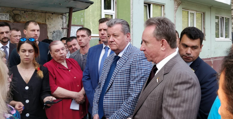 Разговор на повышенных тонах шел больше часа. В итоге горожане снова не смогли договориться