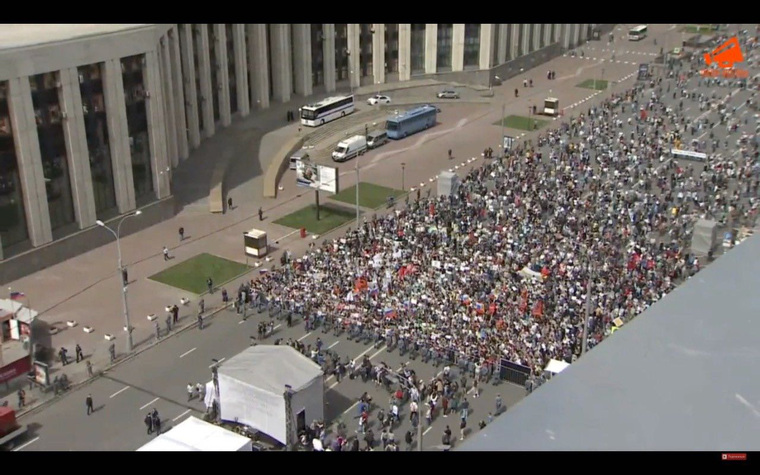 На площади собрались более 10 тысяч человек
