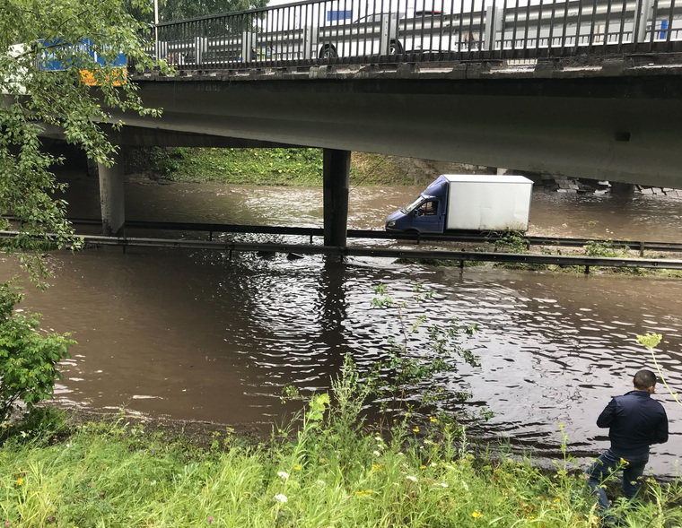 По затопленным дорогам отказываются ехать некоторые водители