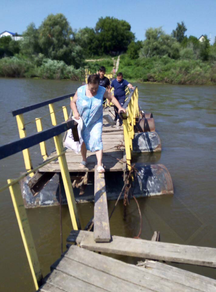 Жители Ишима перебираются через реку с риском для жизни