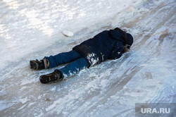 Детский дворовый хоккей. Матч команд ДДХЛ и Металлург(Карабаш). Челябинск, лед, ребенок валяется, лежит
