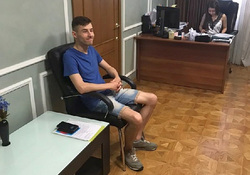 Станислав Артемов пришел выдвигаться в депутаты в неформальном виде: в бриджах и футболке