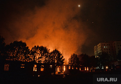 Мариуполь. Мародерство и пожар в поспешно оставленной военными воинской части. Украина, пожар, огонь, вечер