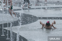 Жители города купаются в фонтане на площади 400 летия. Тюмень, брызги, дети, купание в фонтане