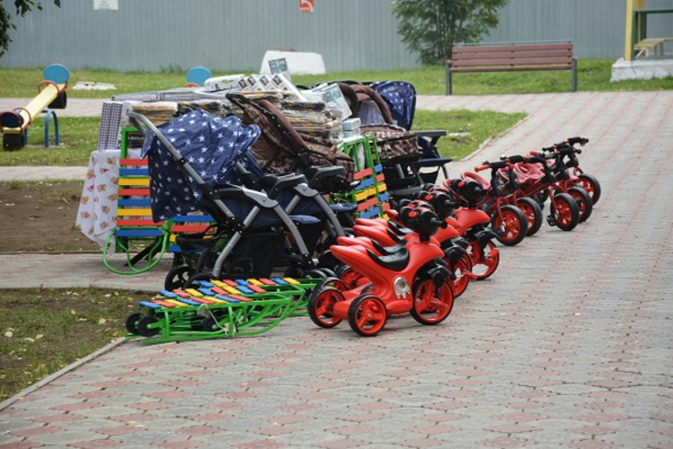 Андрей Симановский привез в исправительную колонию велосипеды, коляски и игрушки