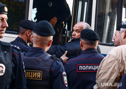 Акция правозащитника Льва Пономарева у здания ФСБ на Лубянской площади. Москва
