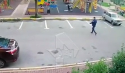 Вооруженный мужчина подошел к сидящей на скамейке женщине и начал наносить удары ножом