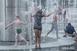 Жители города купаются в фонтане на площади 400 летия. Тюмень, дети, купание в фонтане