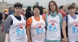Активисты надели одинаковые футболки, чтобы власти сохранили школу для детей с инвалидностью
