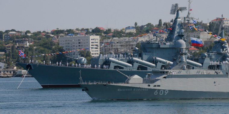 Медведев похвалился российскими кораблями на военно-морском параде в Крыму