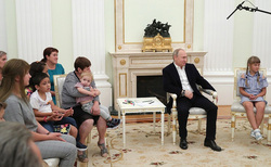 Путин ранее приезжал в Тулун и пообещал помочь восстановить местный детский садик после наводнения