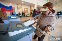 Голосование на выборах в Екатеринбургскую городскую Думу. Екатеринбург , коиб, пожилая женщина, триколор, флаг россии, голосование, избиратели, бюллетень
