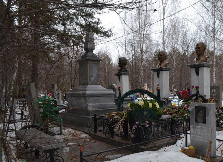 Так до недавнего времени выглядел памятник экс-лидерам ОПС «Уралмаш» в Екатеринбурге