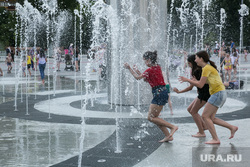 Жители города купаются в фонтане на площади 400 летия. Тюмень, брызги, дети, купание в фонтане, фонтан