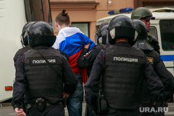 Несанкционированный митинг на Тверской улице. Москва, протестующие, митинг, триколор, флаг россии, автозаки, задержание