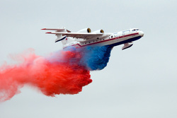 Клипарт / Vlsergey / wikipedia.org /  Екатеринбург, мчс, сброс воды, самолет, пожаротушение, бе-200, тушение лесных пожаров