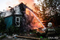 Пожар в деревянном доме по улице 8 марта. Екатеринбург, деревянный дом, пожар, тушение пожара, горящий дом